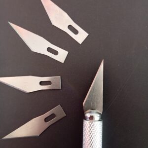 Bisturí cutter de precisión + 4 cuchillas de repuesto
